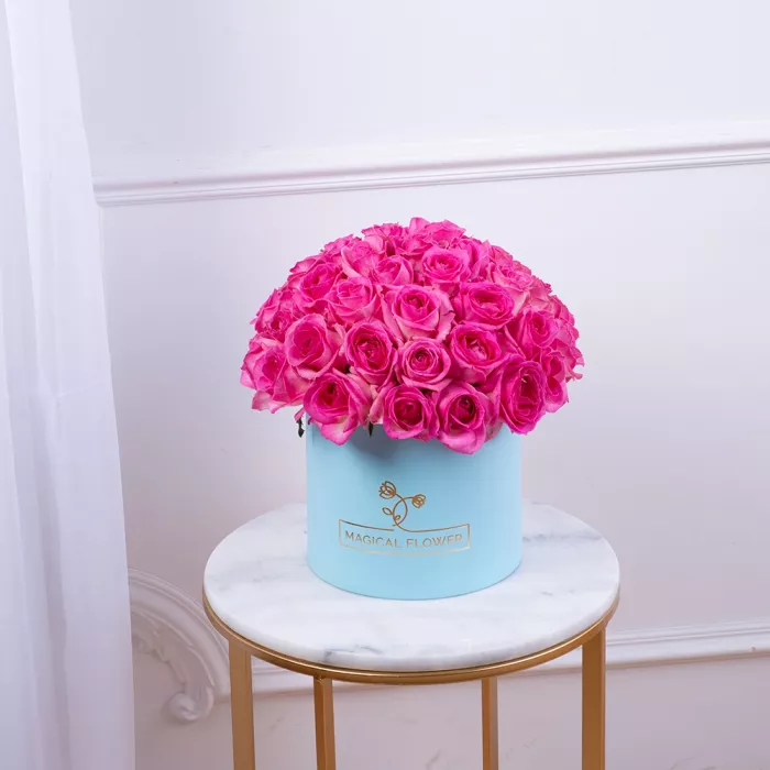 Букет из 51 малиновой розы premium в голубой шляпной коробке