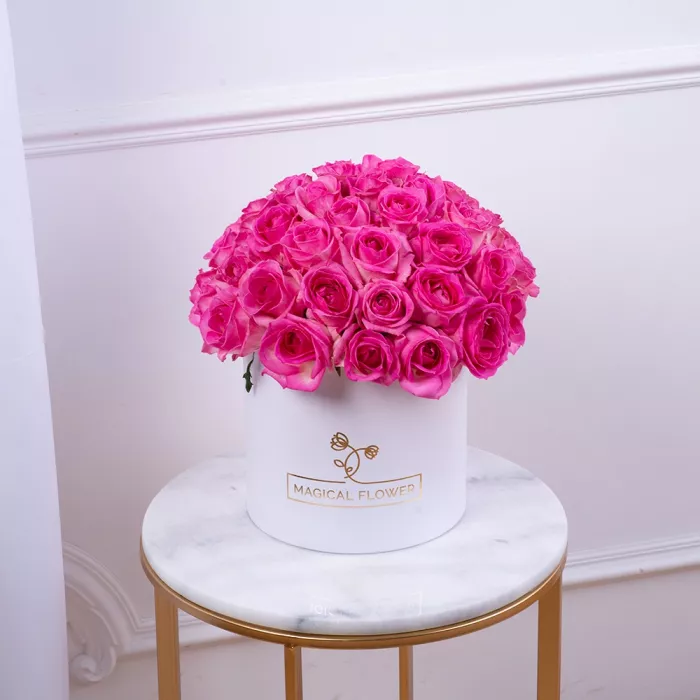 Букет из 51 малиновой розы premium в белой шляпной коробке