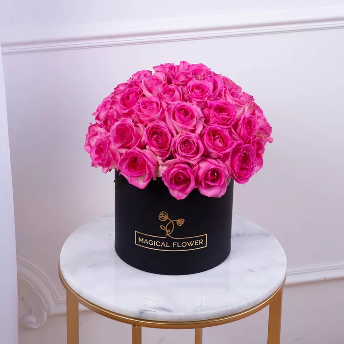 Букет из 51 малиновой розы premium в черной шляпной коробке
