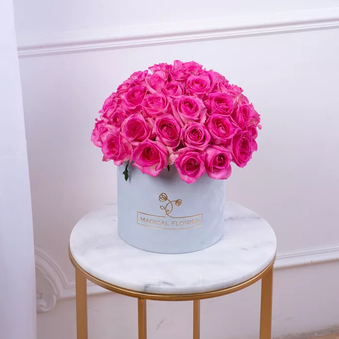 Букет из 51 малиновой розы premium в серой бархатной шляпной коробке