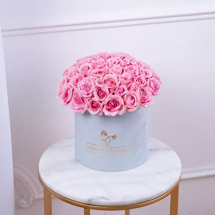 Букет из 51 розовой розы premium в серой бархатной шляпной коробке