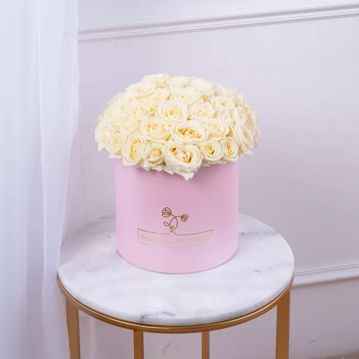 Букет из 51 белой розы premium в розовой шляпной коробке