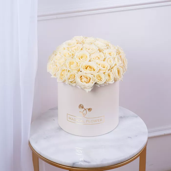 Букет из 51 белой розы premium в белой шляпной коробке