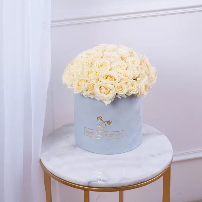 Букет из 51 белой розы premium в серой бархатной шляпной коробке