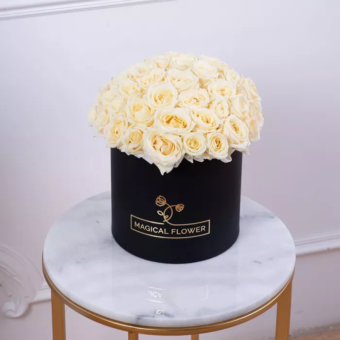 Букет из 51 белой розы premium в черной шляпной коробке