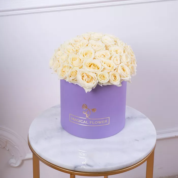 Букет из 51 белой розы premium в фиолетовой шляпной коробке