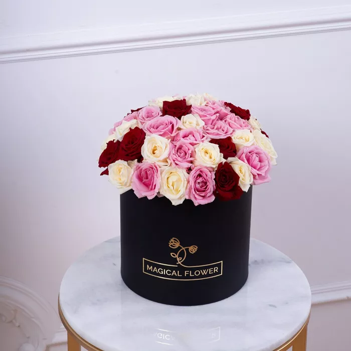 Букет из 51 разноцветной розы premium в черной шляпной коробке