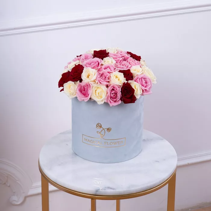 Букет из 51 разноцветной розы premium в серой бархатной шляпной коробке