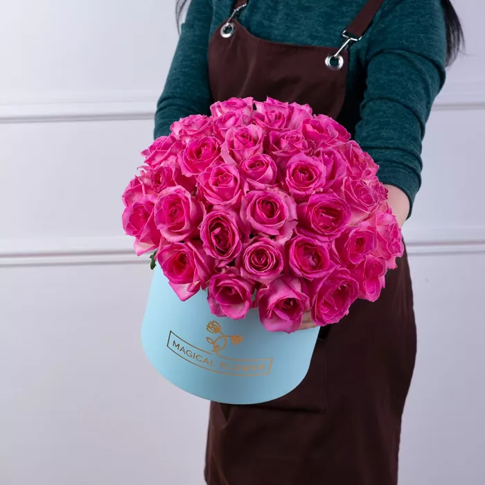 Букет из 51 малиновой розы premium в голубой шляпной коробке