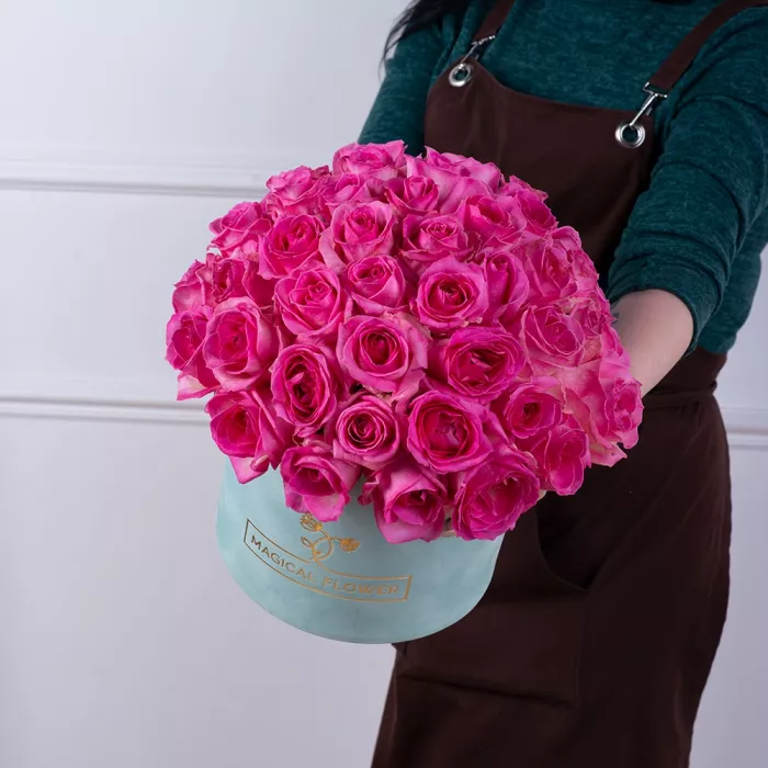 Букет из 51 малиновой розы premium в бархатной шляпной коробке