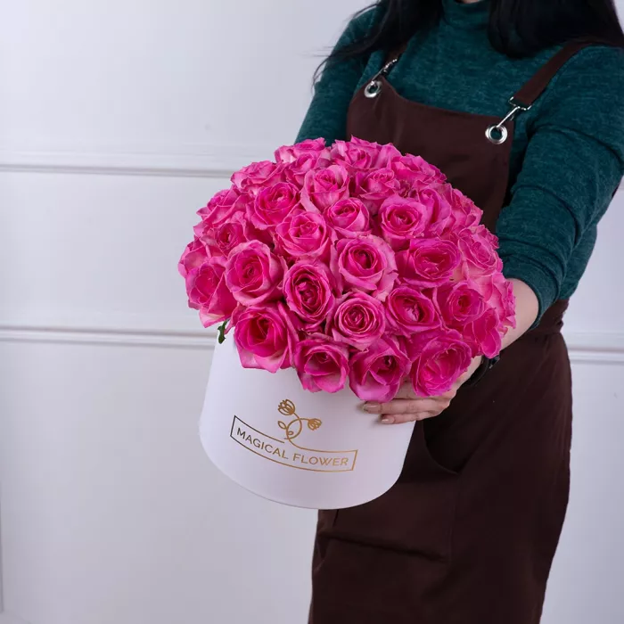 Букет из 51 малиновой розы premium в белой шляпной коробке