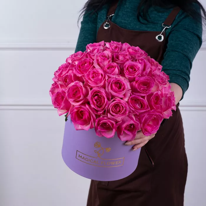 Букет из 51 малиновой розы premium в фиолетовой шляпной коробке