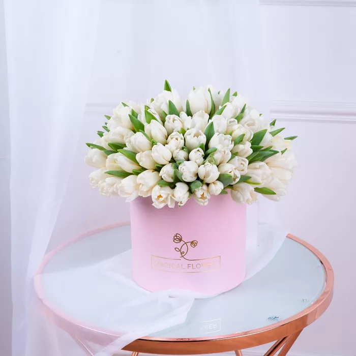 101 белый тюльпан в розовой шляпной коробке