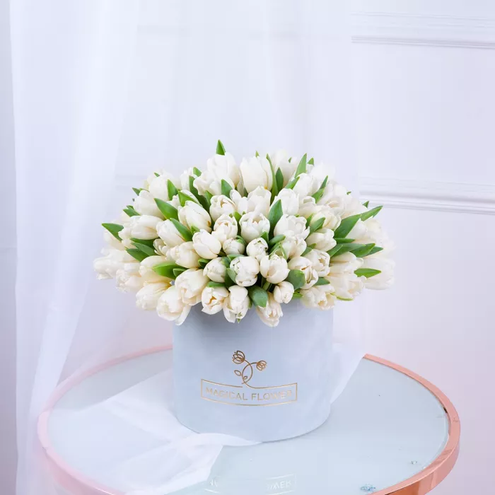 51 белый тюльпан в серой бархатной шляпной коробке