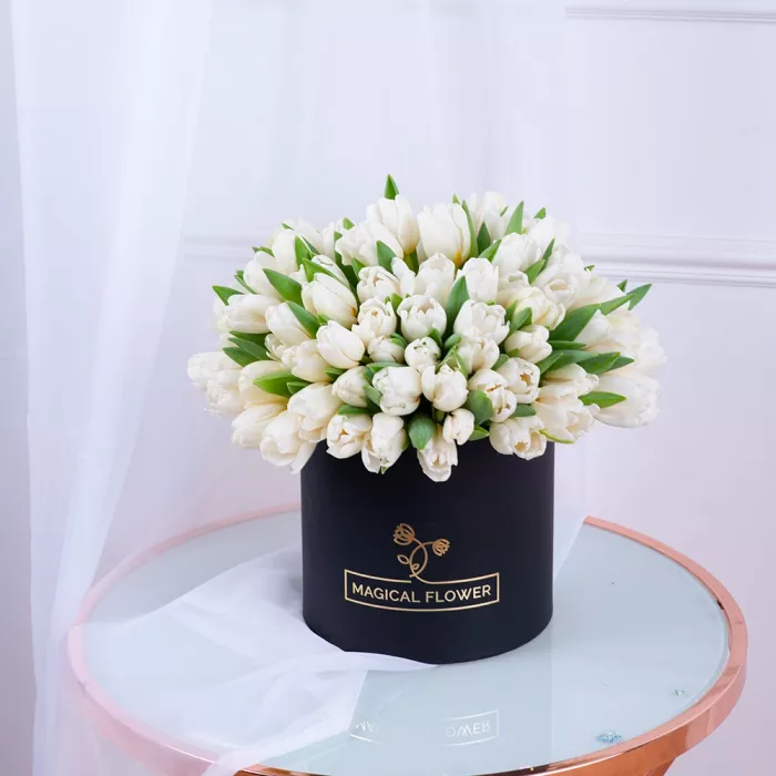 101 белый тюльпан в черной шляпной коробке