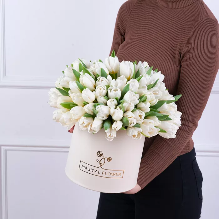 101 белый тюльпан в кремовой шляпной коробке
