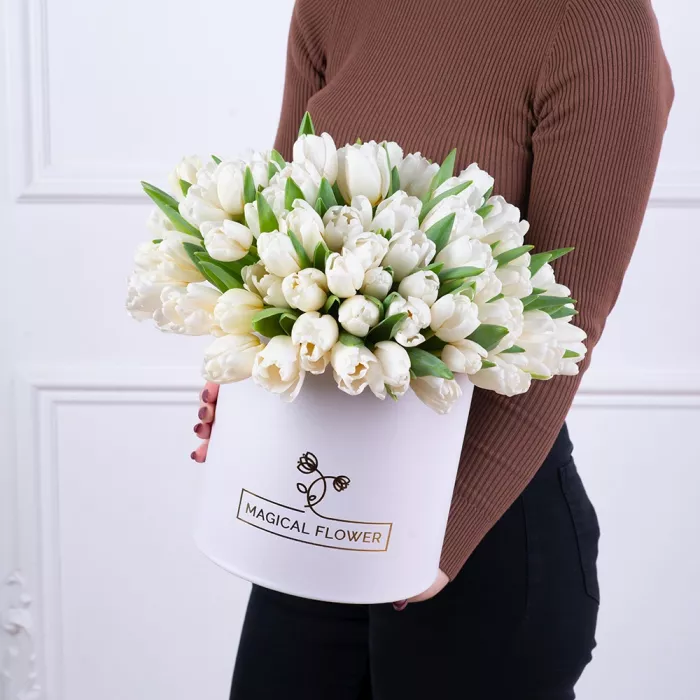 101 белый тюльпан в белой шляпной коробке