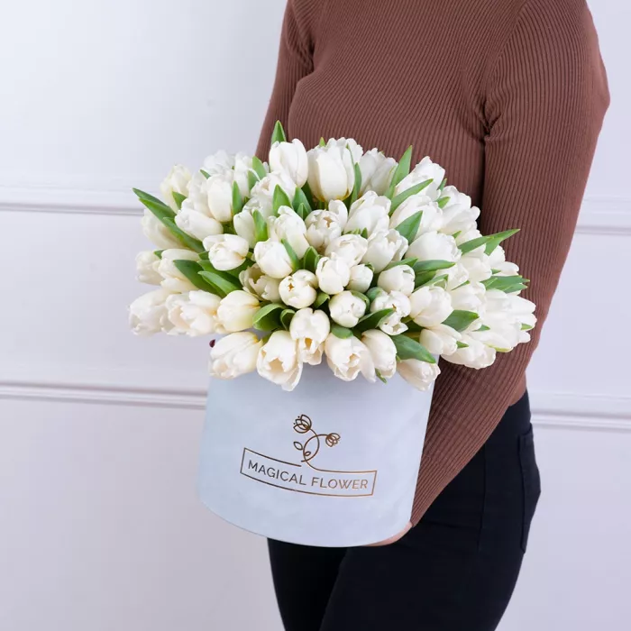 51 белый тюльпан в серой бархатной шляпной коробке