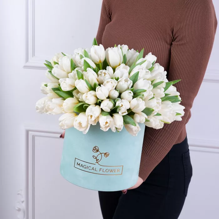 51 белый тюльпан в бархатной шляпной коробке