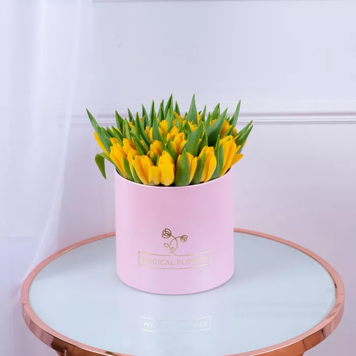 51 желтый тюльпан в розовой шляпной коробке