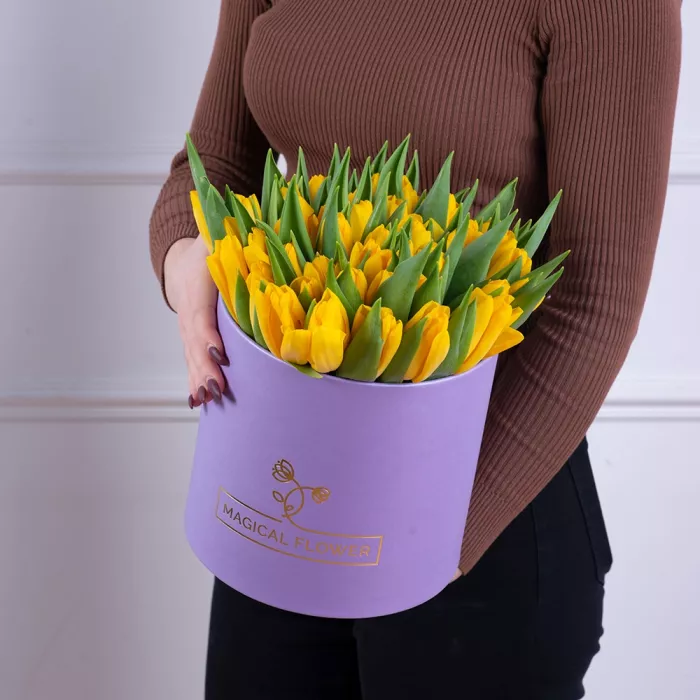 51 желтый тюльпан в фиолетовой шляпной коробке