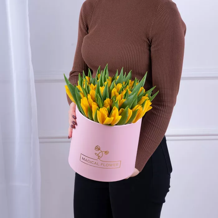 51 желтый тюльпан в розовой шляпной коробке