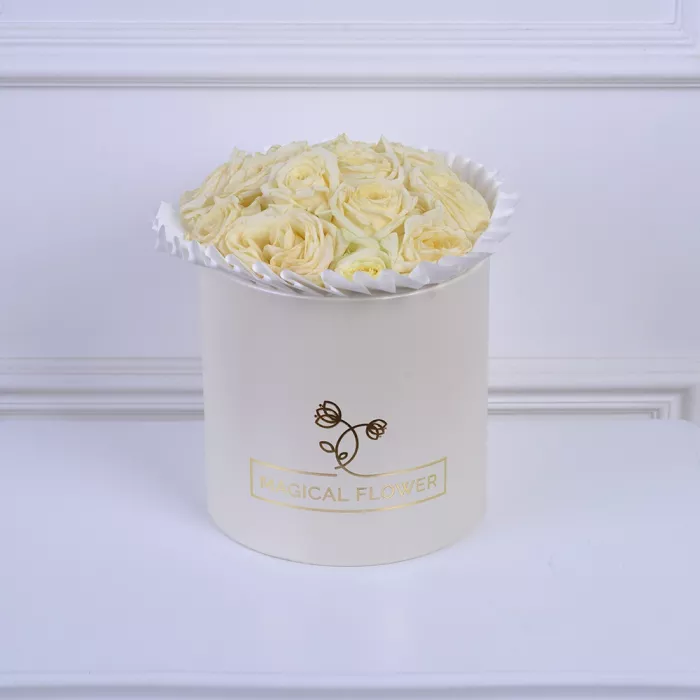 Букет из 15 белых роз в кремовой шляпной коробке