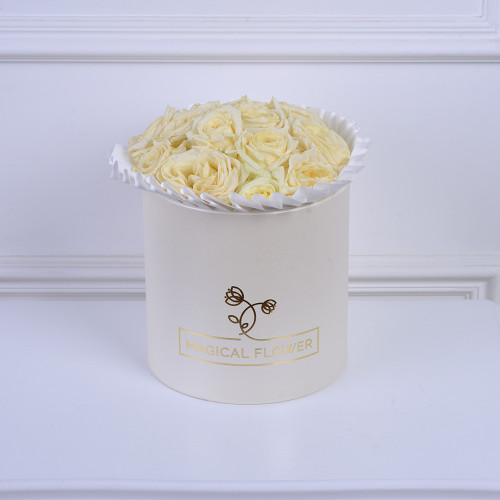 Букет на День матери из 15 белых роз в белой шляпной коробке