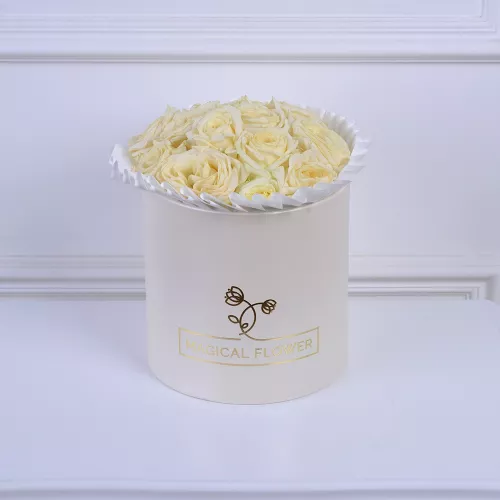 Букет на День матери из 15 белых роз в кремовой шляпной коробке
