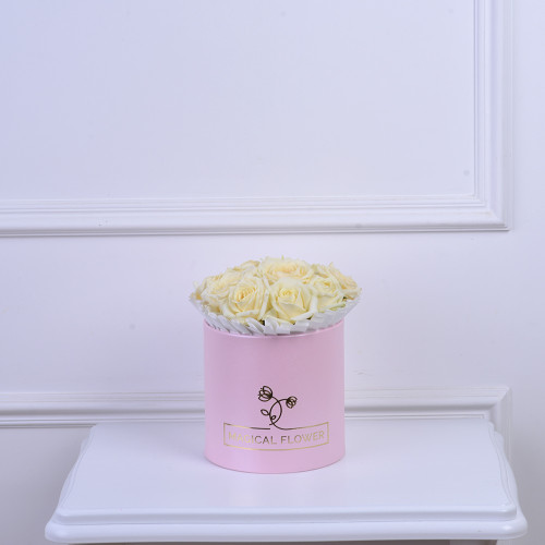 Букет из 15 белых роз в розовой шляпной коробке