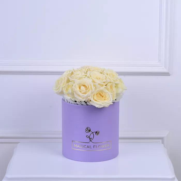 Букет из 15 белых роз в сиреневой шляпной коробке