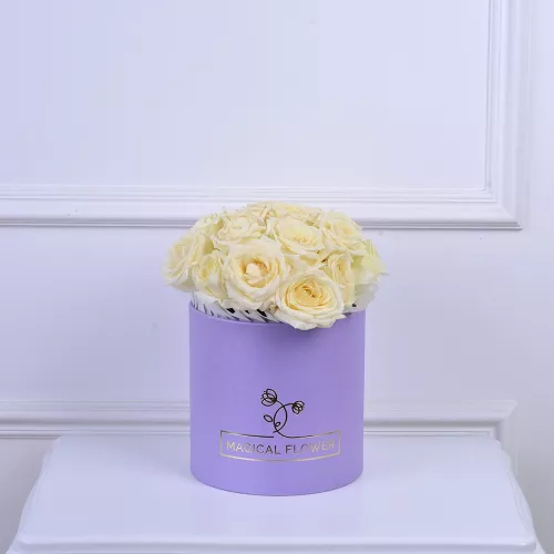 Букет на День матери из 15 белых роз в сиреневой шляпной коробке
