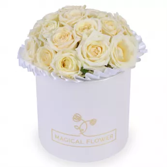Букет из 15 белых роз в кремовой шляпной коробке