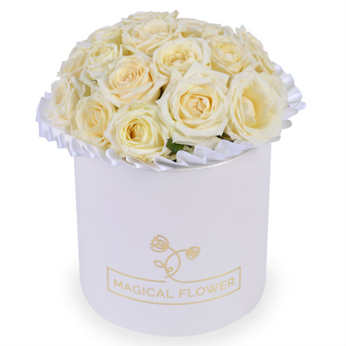 Букет из 15 белых роз в белой шляпной коробке