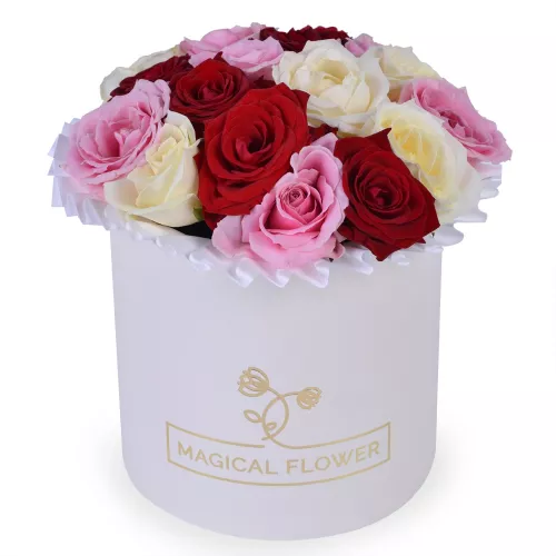 Букет из 15 разноцветных роз в шляпной белой коробке