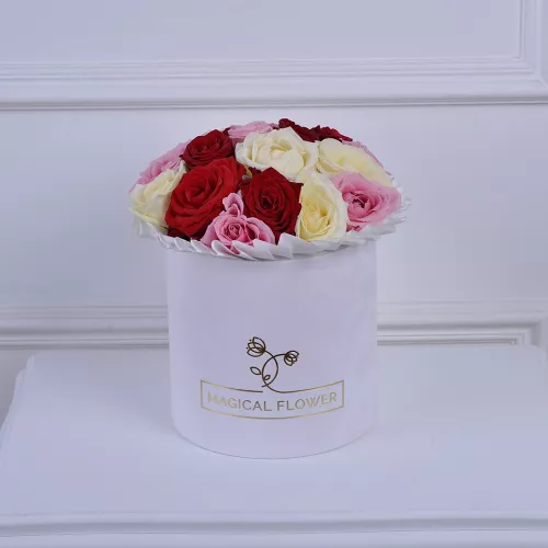 Букет на День матери из 15 разноцветных роз в шляпной белой коробке