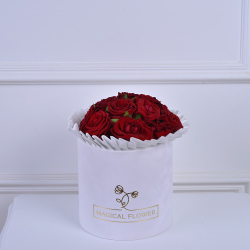 Букет на День матери из 15 красных роз в шляпной коробке