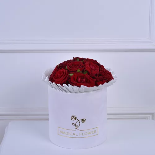 Букет на День матери из 15 красных роз в кремовой шляпной коробке