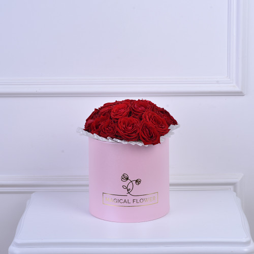 Букет на День матери из 15 красных роз в розовой шляпной коробке