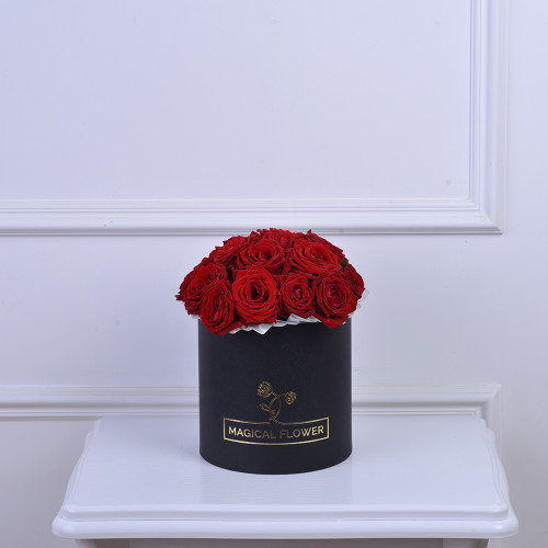 Букет на День матери из 15 красных роз в шляпной черной коробке