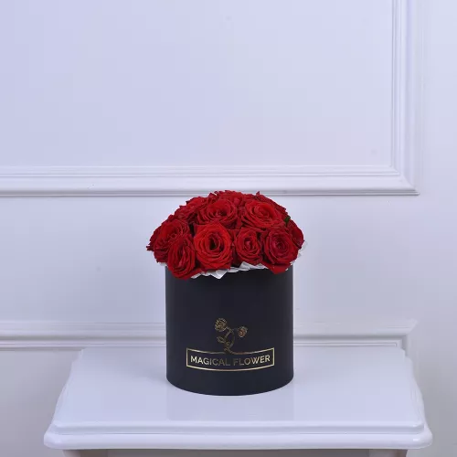 Букет из 15 красных роз в шляпной черной коробке