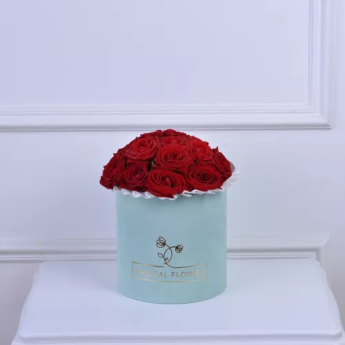 Букет из 15 разноцветных роз в шляпной коробке
