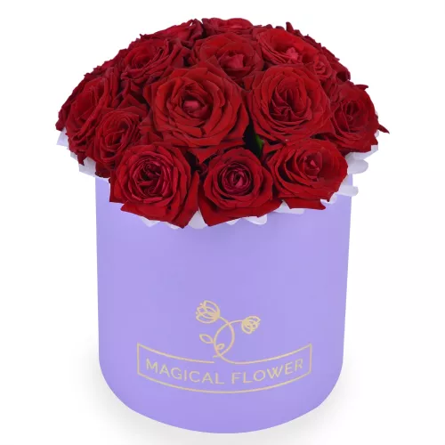 Букет из 15 красных роз в сиреневой шляпной коробке