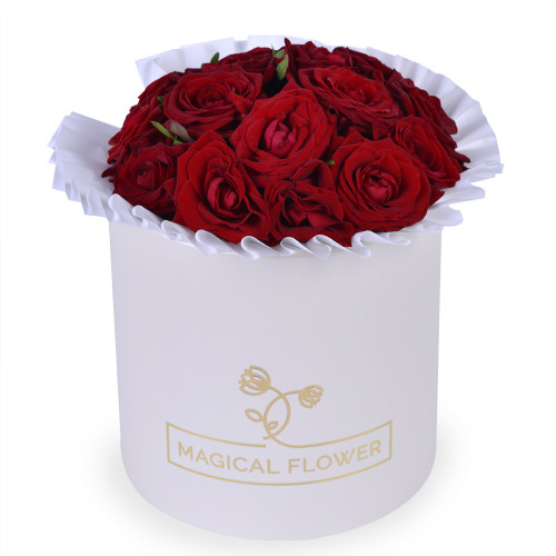 Букет на День матери из 15 красных роз в шляпной белой коробке