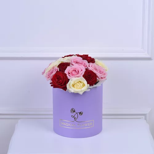 Букет на День матери из 15 разноцветных роз в фиолетовой шляпной коробке