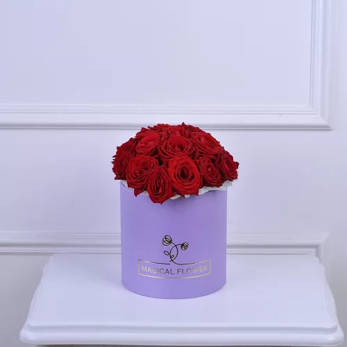 Букет из 15 красных роз в сиреневой шляпной коробке