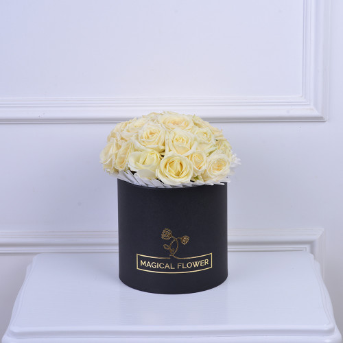 Букет на День матери из 15 белых роз в черной шляпной коробке