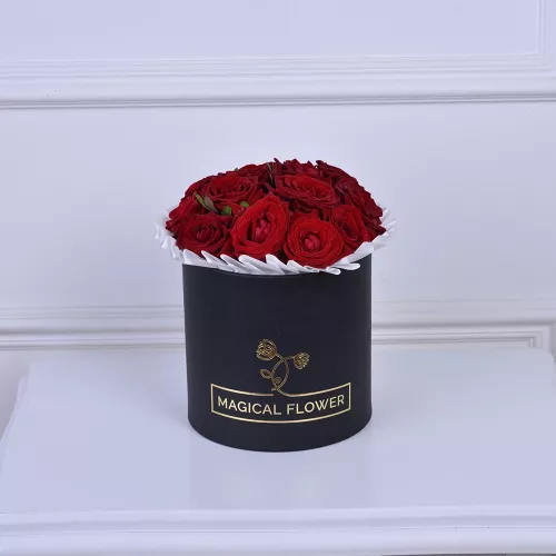 Букет на День матери из 11 красных роз в шляпной черной коробке