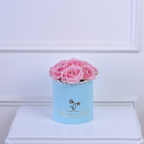Букет на День матери из 11 розовых роз в шляпной голубой коробке