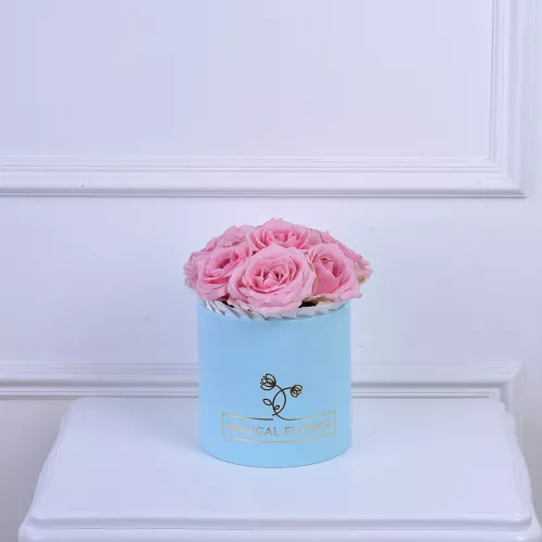 Букет из 11 розовых роз в  шляпной голубой коробке